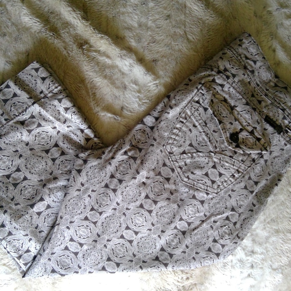 Bandolindblu Stretch Patterned Size 8 Capri NWOT